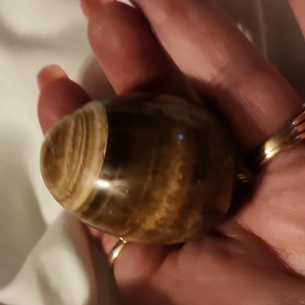 Aragonte egg with stand